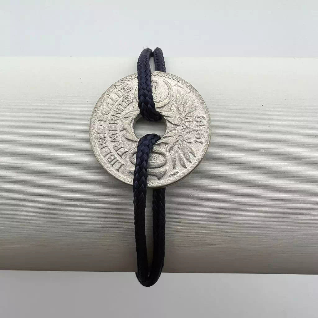 bracelet one piece monnaie trouée de 10 centimes de franc  cordon gris ardoise le sou francais