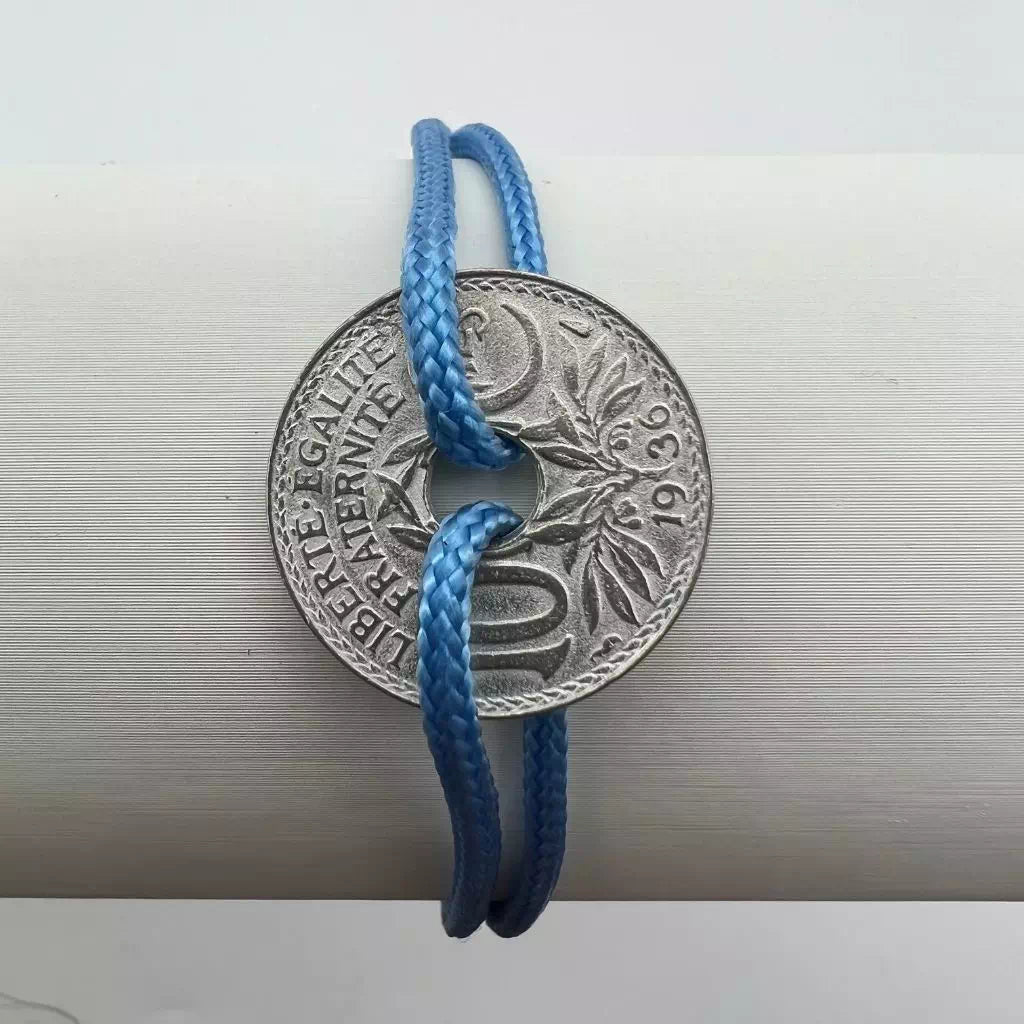 bracelet one piece monnaie trouée de 10 centimes de franc  cordon bleu ciel le sou francais