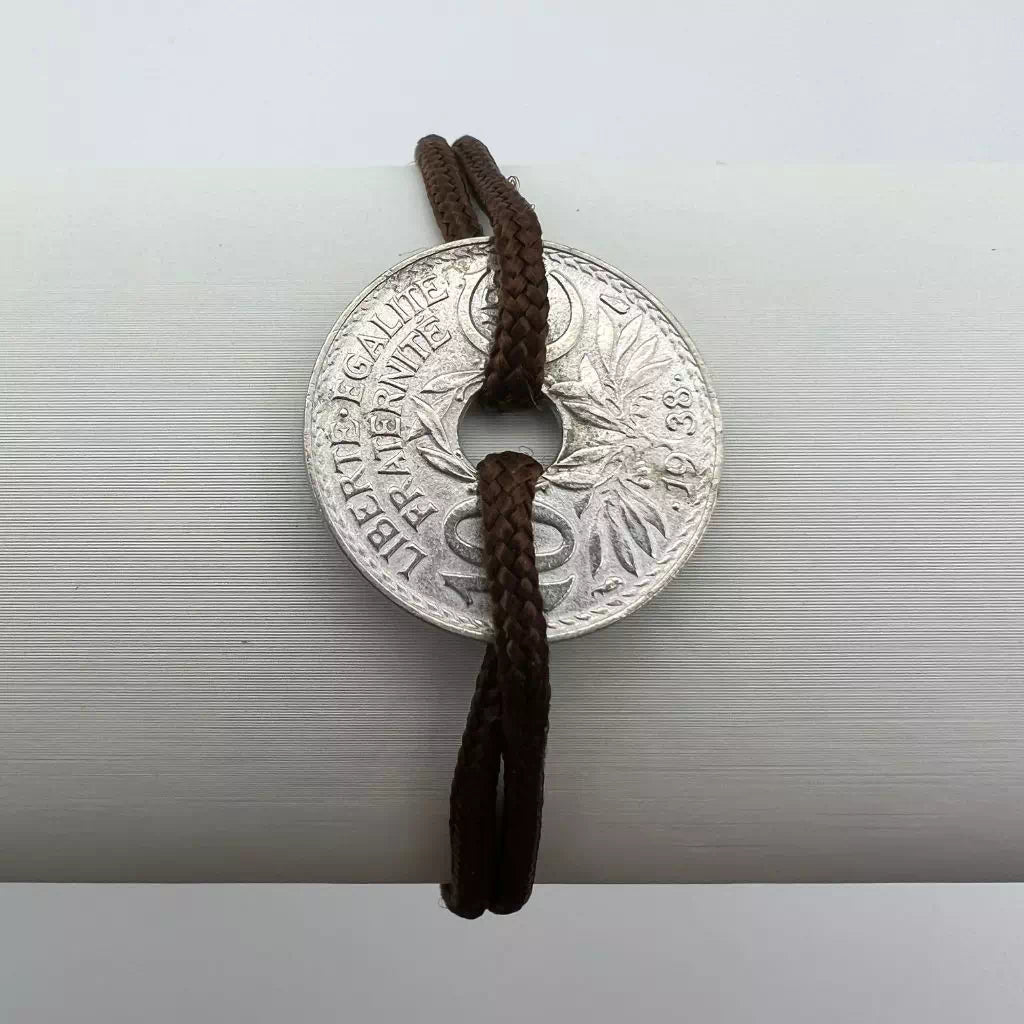 bracelet one piece monnaie trouée de 10 centimes de franc  cordon marron le sou francais