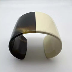 manchette bracelet en corne de buffle laquée ivoire