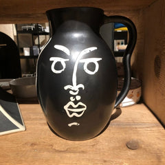 pichet noir avec un visage blanc atelier buffile